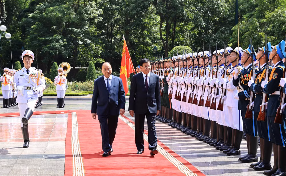 Cérémonie d’accueil du SG du Parti et président du Laos en visite d’amitié officielle au Vietnam ảnh 1