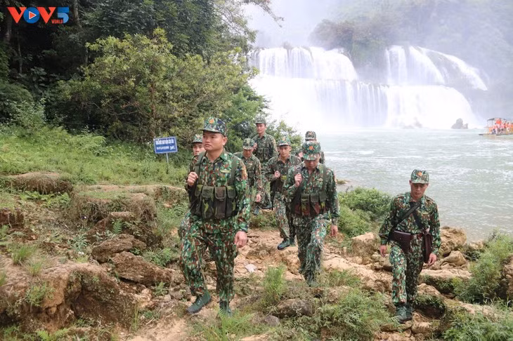 Les gardes-frontières de Dàm Thuy accompagnent les minorités ethniques locales ảnh 1