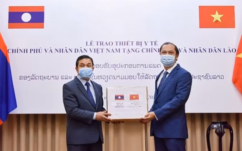 La coopération Vietnam-Laos dans la lutte contre le Covid-19 obtient des résultats positifs ảnh 1