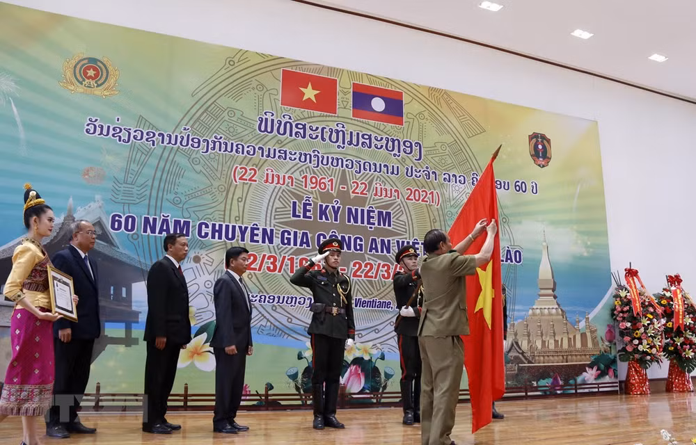 Célébration du 60e anniversaire de l'envoi d'experts de police vietnamienne au Laos ảnh 2