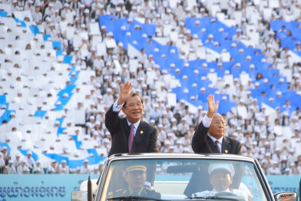 Les dirigeants cambodgiens expriment leur reconnaissance envers les soldats volontaires vietnamiens ảnh 1