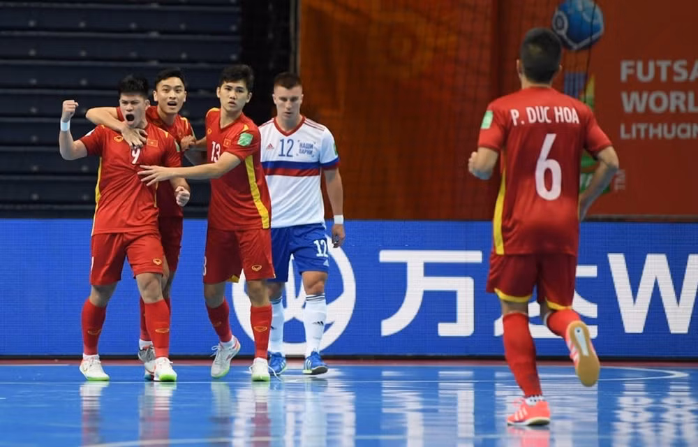 Coupe du monde de Futsal 2021 : le Vietnam perd sur le score honorable de 2-3 devant la Russie ảnh 2