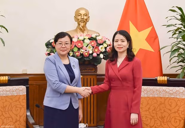La vice-ministre des AE Nguyen Minh Hang reçoit la maire adjointe de la ville chinoise de Chongqing ảnh 1
