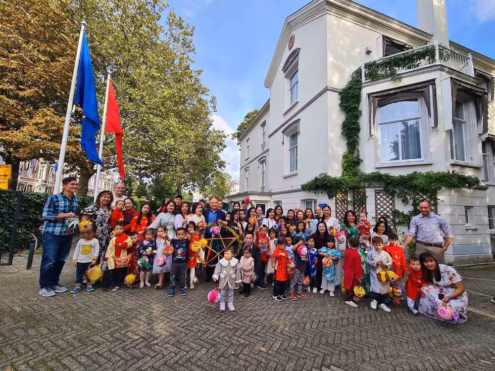 Fête de la mi-automne pour les enfants vietnamiens en Belgique et aux Pays-Bas ảnh 2