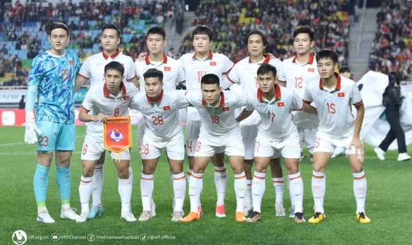 Le Vietnam progresse d'une place sur le classement mondial de la FIFA en octobre ảnh 1