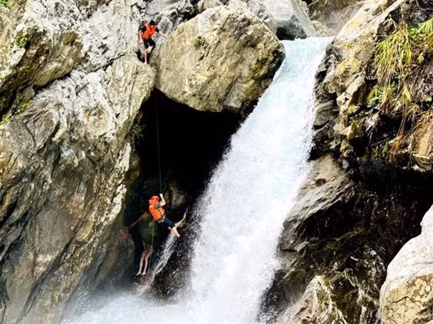Un touriste russe coincé près d’une cascade à Dà Nang a été sauvé ảnh 1