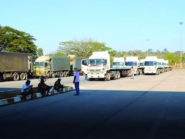 Le Laos augmente les droits d'accise pour limiter les sorties de devises étrangères ảnh 1