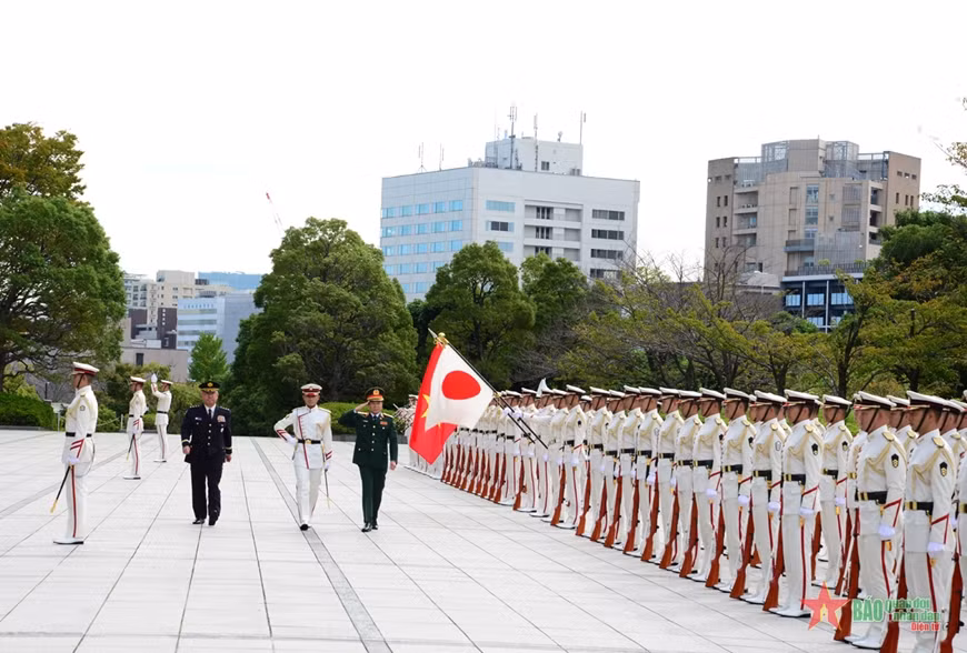 Le chef d'état-major général de l'Armée populaire du Vietnam en visite au Japon ảnh 1