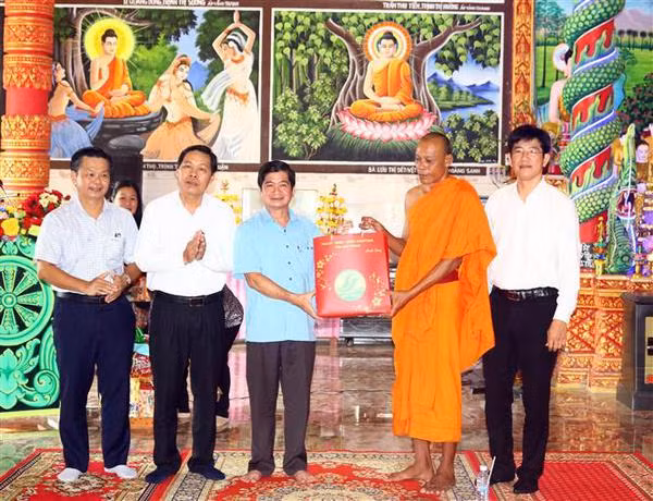 Les autorités de Soc Trang félicitent la communauté khmère pour la fête Sene Dolta ảnh 1