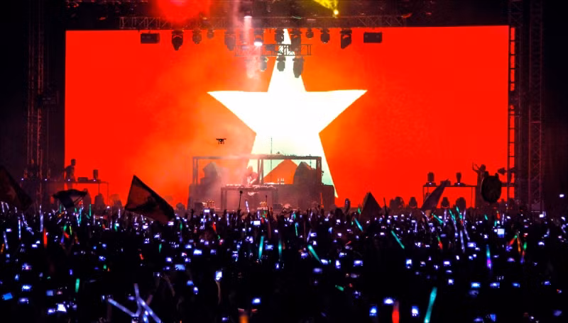 Divers programmes artistiques en l'honneur du 62ème anniversaire de libération de la capitale ảnh 1