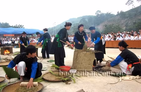 Originalité de la fête du nouveau riz au temple de Dông Cuông à Yên Bai ảnh 1