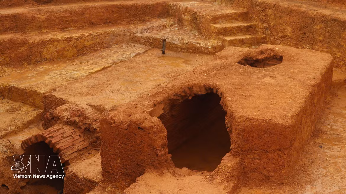 Des tombes anciennes et de précieux artefacts mis au jour à Nghe An