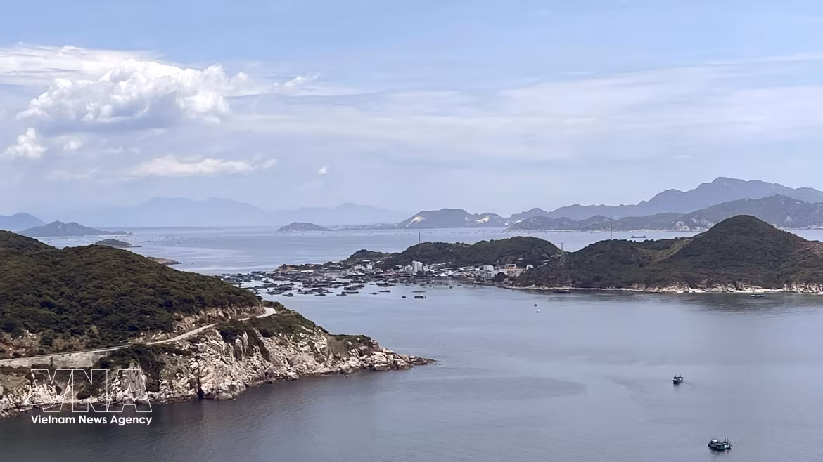 La beauté spectaculaire le long de la route côtière à Khanh Hoa