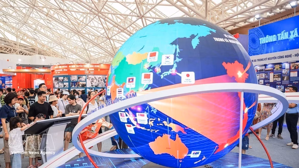 Des visiteurs découvrent les produits d’information de la VNA lors de l’exposition des réalisations nationales "80 ans d’Indépendance – Liberté – Bonheur", au Centre des expositions du Vietnam. Photo: VNA
