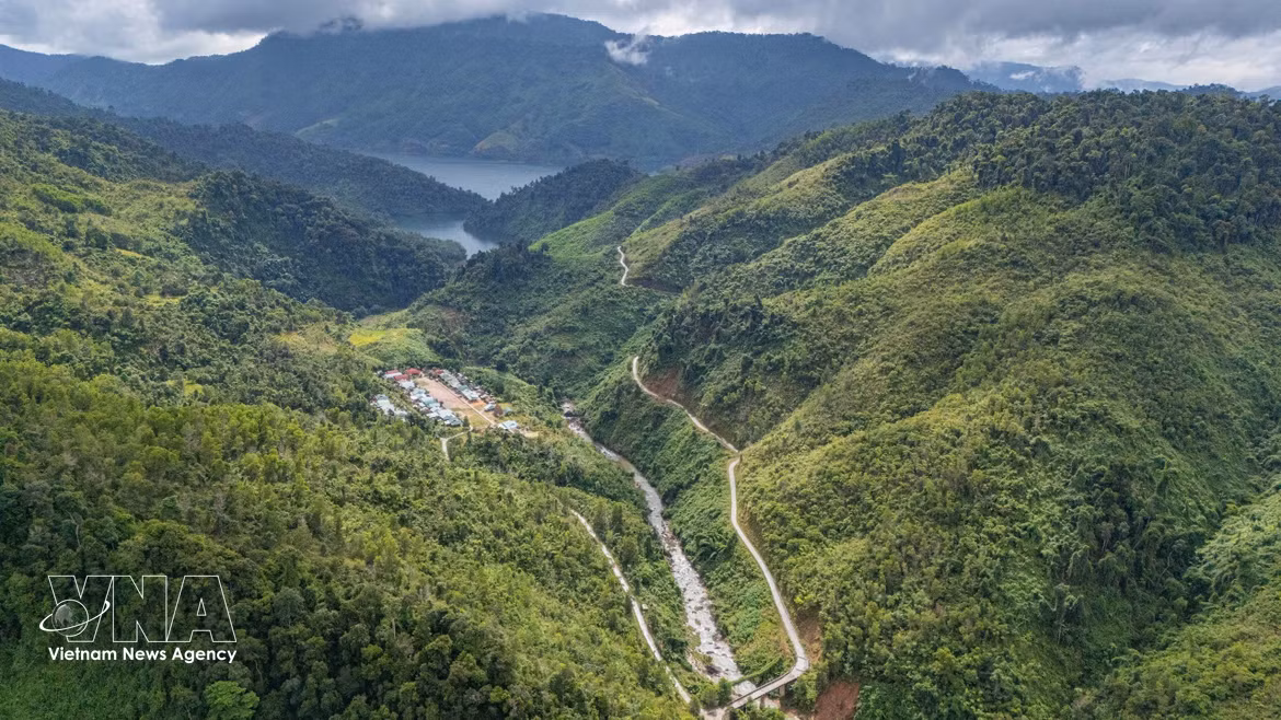 L'ouest de Da Nang bénéficie d'une vaste couverture forestière, mais les infrastructures routières y rencontrent encore de nombreux obstacles, ce qui entrave le transport des produits agricoles. Photo : VNA
