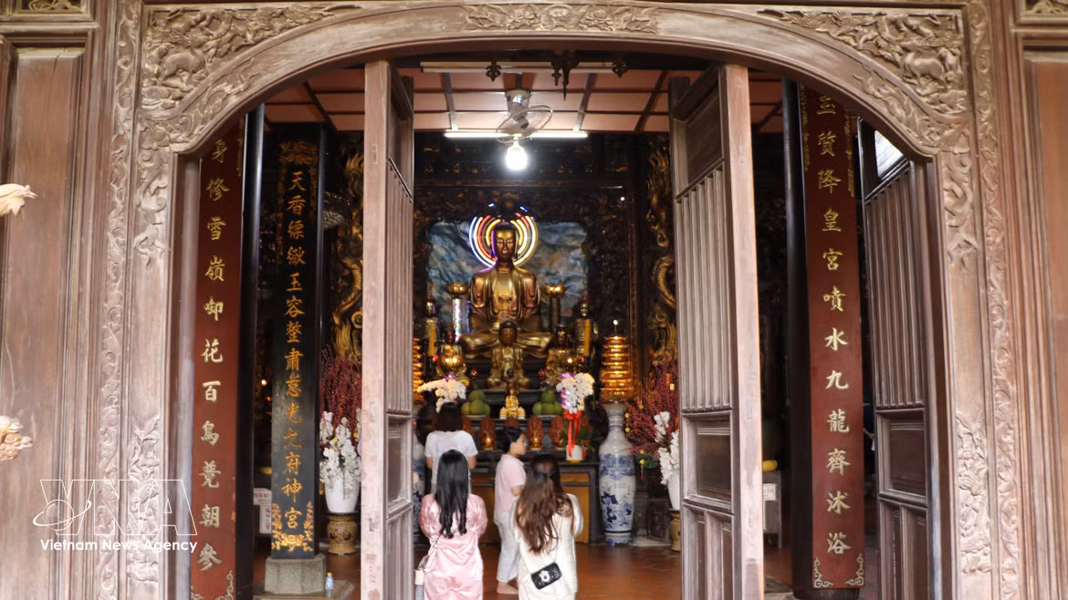 À l’intérieur, on y trouve des motifs de gravure murale ou sur bois, qui caractérisent bien les traditions du Vietnam. Photo: VNA