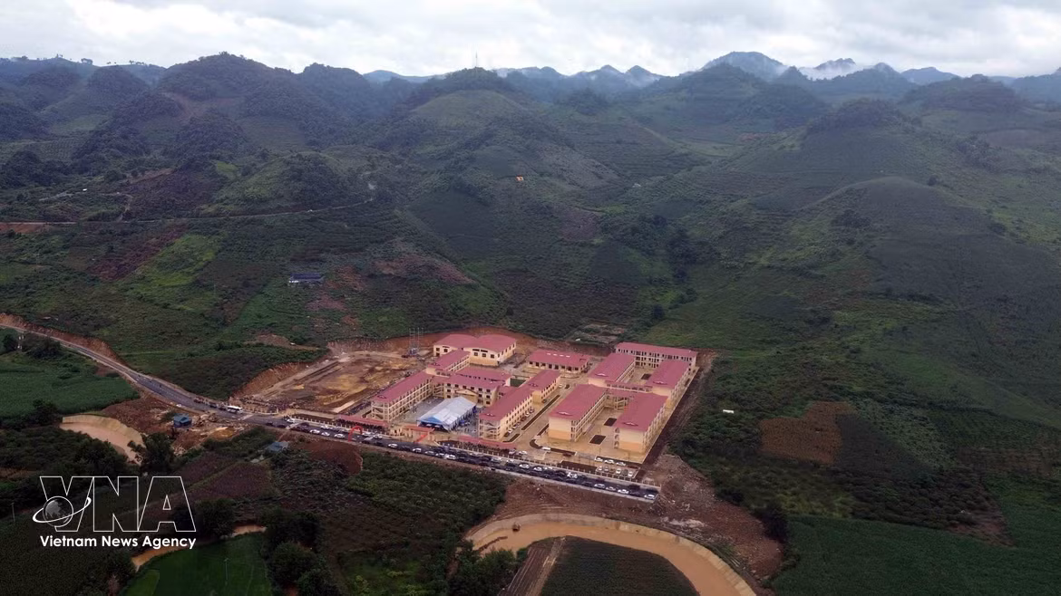 Après plus de 9 mois de travaux, la construction de l'internat primaire et secondaire Yen Son, dans la commune du même nom, province de Son La, est désormais achevée. L'établissement a été inauguré et est prêt à accueillir enseignants et élèves pour la nouvelle année scolaire. Photo: VNA