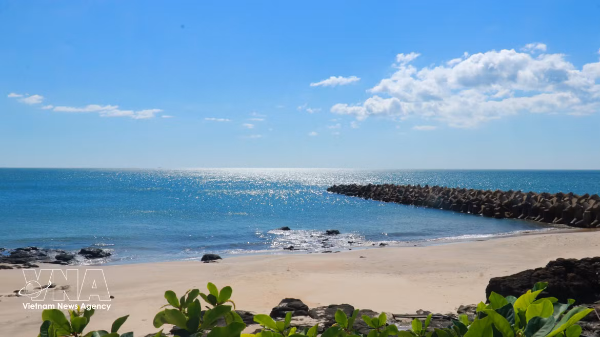 La mer bleue, le sable blanc et les récifs rocheux naturels façonnent le charme unique et captivant de la plage Cua Tung. Photo: VNA