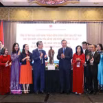 Le secrétaire général et président To Lam offre une statue du Président HO Chi Minh à l'ambassade et à la communauté vietnamienne du Canada. Photo : VNA