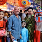 Des touristes internationaux s'imprègnent de l'ambiance de la Fête de la mi-automne au bord du lac Hoan Kiem, entourés de jouets traditionnels colorés. Photo : VNA