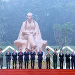 La cérémonie marquant l’inauguration de la statue « Oncle Ho avec la nation en fête ». Photo : VNA