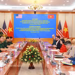 Nguyen Truong Thang, vice-ministre de la Défense et Mme Jennifer Wicks, ambassadrice des États-Unis d'Amérique, s'entretiennent avant la signature de l'accord. Photo : VNA