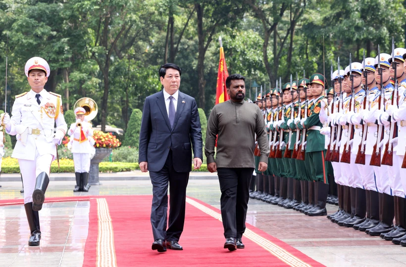 Le président de la République, Luong Cuong (gauche), et le président sri-lankais, Anura Kumara Dissanayaka, lors de la cérémonie. Photo: VNA