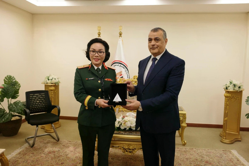 La générale de brigade Phan Thi Hoai Vân, cheffe adjointe du Département général de l’industrie de la défense et le ministre égyptien d’Etat à la production militaire, Mohamed Salah El-Din Mostafa. Photo: ministère vietnamien de la Défense