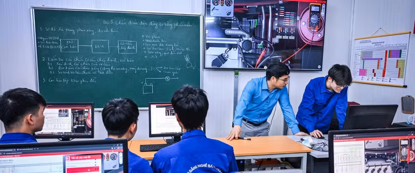 Face au vieillissement de la population et à la perte de compétitivité de sa main-d’œuvre à bas coût, le Vietnam traverse une transition structurelle majeure de son marché du travail, exacerbée par le déploiement fulgurant de l'intelligence artificielle (IA). Photo: nhandan.vn