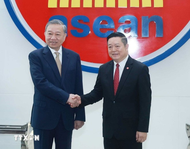 Le secrétaire général du Parti Tô Lâm (gauche) et le secrétaire général de l'ASEAN, Kao Kim Hourn. Photo: VNA