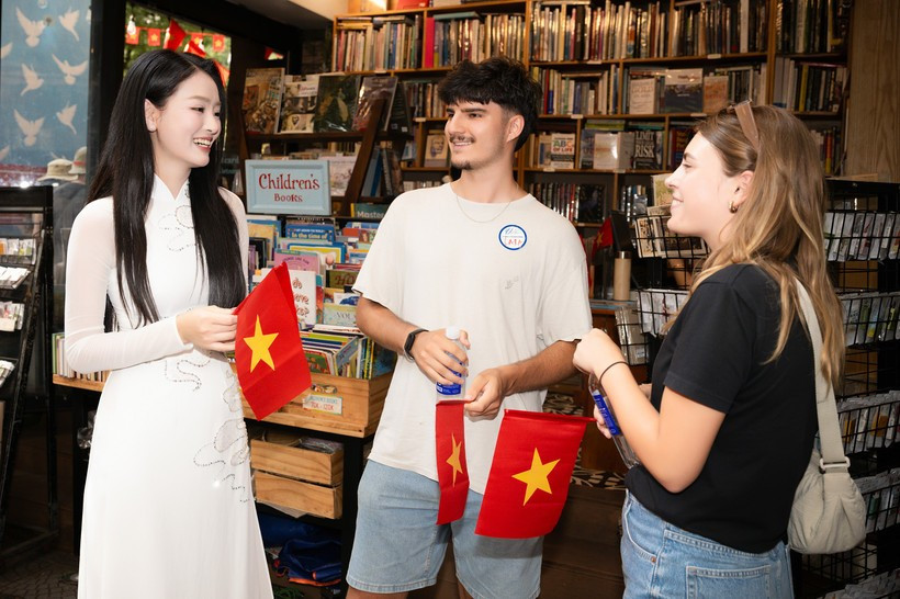 Des touristes étrangers au Vietnam. Photo: VietnamPlus