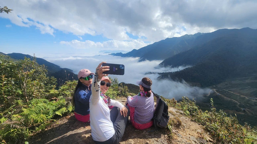 Des touristes à Mu Canf Chai. Photo: VNA