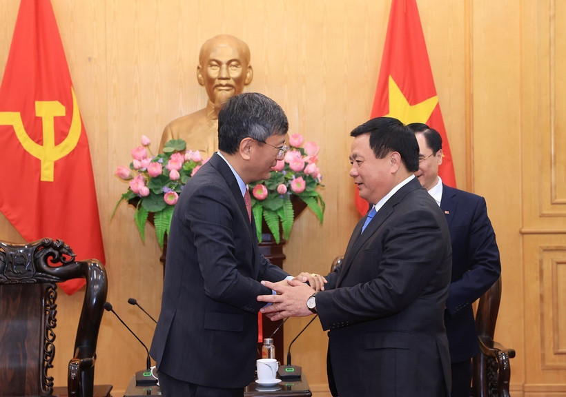 Le professeur-docteur Nguyên Xuân Thang, membre du Bureau politique, directeur de l’Académie et président du Conseil central de théorie (droite) et Tshering W. Sherpa, ambassadeur de l’Inde au Vietnam. Photo: VNA