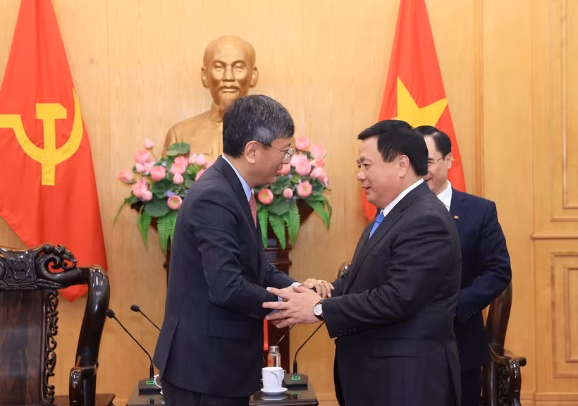 Le professeur-docteur Nguyên Xuân Thang, membre du Bureau politique, directeur de l’Académie et président du Conseil central de théorie (droite) et Tshering W. Sherpa, ambassadeur de l’Inde au Vietnam. Photo: VNA