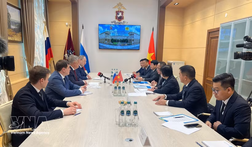 Le général de division Nguyen Thanh Tung rencontre les responsables de la Direction générale des Affaires intérieures de la ville de Moscou. Photo: VNA