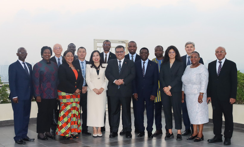 La vice-ministre des Affaires étrangères (AE), Le Thi Thu Hang, et les ambassadeurs non résidents. Photo: ministère vietnamien des Affaires étrangères
