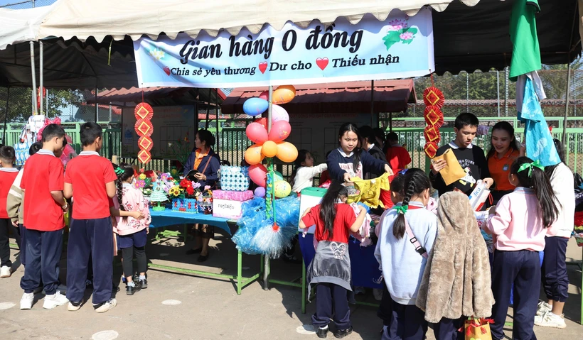 La Foire culinaire du printemps de 2025 à l’école bilingue lao-vietnamienne Nguyên Du à Vientiane. Photo: VNA