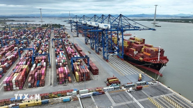 Activités d'import-export au port de Lach Huyên, ville portuaire de Hai Phong (Nord). Photo: VNA