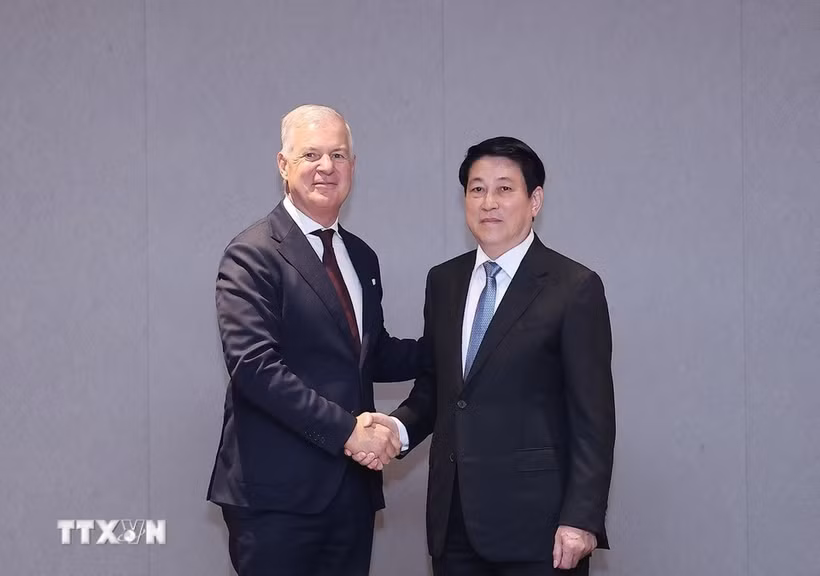 Le président de la République, Luong Cuong (droite), et John Denton, secrétaire général de la Chambre de commerce internationale (ICC). Photo: VNA
