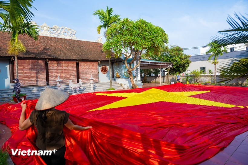 Un drapeau national géant de 600 m² confectionné pour célébrer le 80ᵉ anniversaire de la Fête nationale du 2 septembre. Photo : VietnamPlus