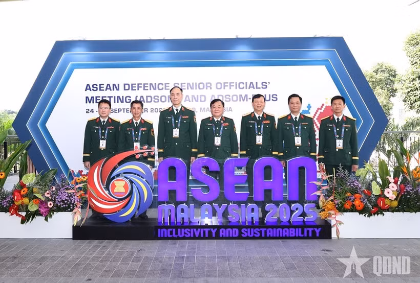 La délégation vietnamienne à la réunion des hauts officiels de la défense de l’ASEAN en Malaisie. Photo: qdnd