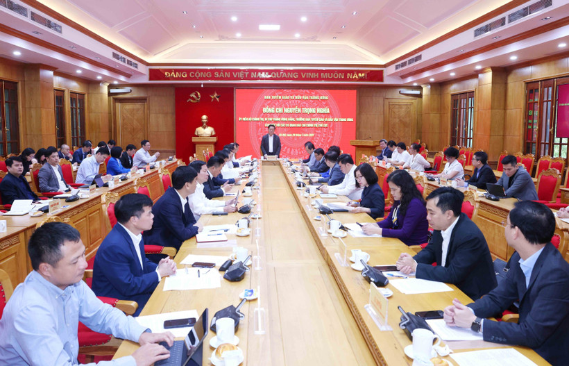 Nguyên Trong Nghia, membre du Bureau politique, secrétaire du Comité central du Parti communiste du Vietnam et chef de la Commission centrale de la sensibilisation et de l’éducation et et de mobilisation de masse du Parti, s'exprime lors de la réunion. Photo: VNA