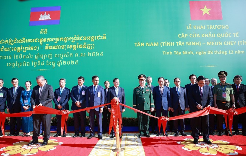 Inauguration d'une paire de postes frontaliers importants entre le Vietnam et le Cambodge