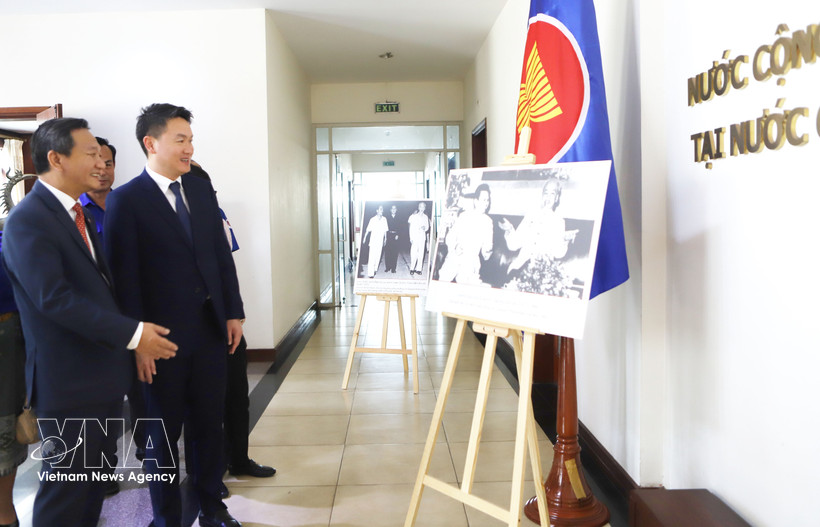 L'exposition photographique retraçant l’histoire commune et l’évolution des relations spéciales Vietnam–Laos. Photo: VNA