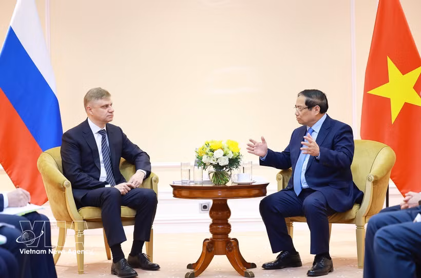 Le Premier ministre Pham Minh Chinh (droite) et le directeur général de RZD, Oleg Belozyorov. Photo: VNA