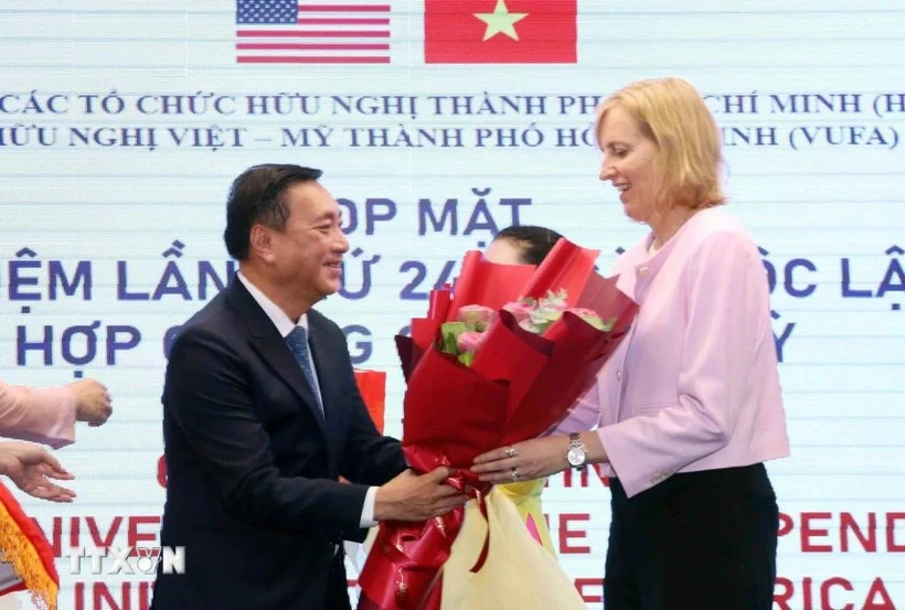 Pham Thanh Kien, vice-président permanent du Conseil populaire de la ville et président de l'Association municipale d'amitié Vietnam–États-Unis, et Susan Burns, consule générale des États-Unis à Hô Chi Minh-Ville. Photo: VNA