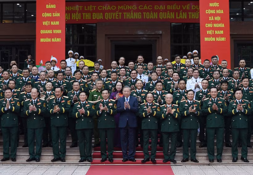 Le secrétaire général du Parti, Tô Lâm, également secrétaire de la Commission militaire centrale et les délégués lors du congrès. Photo: VNA.