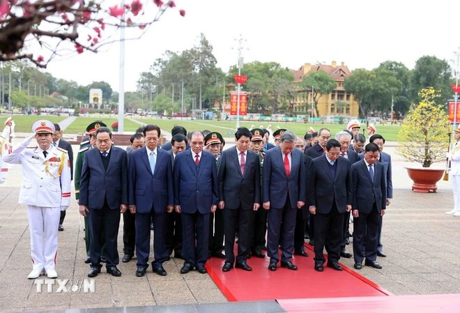 Des dirigeants rendent hommage au Président Hô Chi Minh et aux héros morts pour la Patrie. Photo: VNA