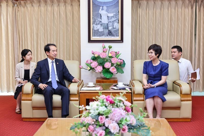 La directrice générale de l'Agence vietnamienne d'information (VNA), Vu Viêt Trang, reçoit à Hanoi l'ambassadeur de Chine au Vietnam, He Wei. Photo: VNA