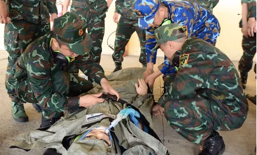 Le Vietnam forme ses Casques bleus à l'évacuation médicale aérienne avec le soutien de l'Australie. Photo: quandoinhandan.vn